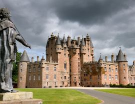Lais Puzzle - Vorderer Rasen von Glamis Castle, dem Elternhaus der Königinmutter, mit einer Bleistatue von König James I. von England und König James VI. von Schottland - 1.000 Teile