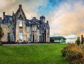 Lais Puzzle - Stonefield Castle bei Sonnenuntergang mit hellen grünen Rasen in der Front und einige kleine Büsche auf der rechten Seite in Argyll und Bute Schottland Vereinigtes Königreich - 1.000 Teile