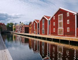 Lais Puzzle - Schweden, Hudiksvall, Hafenzeile mit Kanal, Holzh - 1.000 Teile