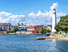 Lais Puzzle - Karlskrona, Schweden: Alter Leuchtturm und Gebäude im Hintergrund - 1.000 Teile