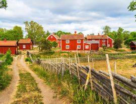 Lais Puzzle - Das historische Dorf Stensjo in Smaland, Schweden, von einer nahe gelegenen Landstraße aus gesehen - 1.000 Teile