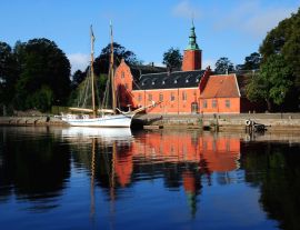 Lais Puzzle - Schloss Halmstad (Halmstads slott), ein Schloss aus dem 17. Jahrhundert am Fluss Nissan in Halmstad, in der Provinz Halland, Schweden mit einem davor liegenden Zweimaster - 1.000 Teile