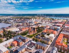 Lais Puzzle - Lulea, Schweden: Panorama Stadt, Kathedrale sonnigen Tag, blauer Himmel - 1.000 Teile