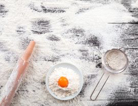 Lais Puzzle - Mehl und Zutaten auf schwarzem Tisch - 1.000 Teile