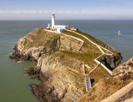 Lais Puzzle - Der South Stack-Leuchtturm wurde auf dem Gipfel einer kleinen Insel vor der Nordwestküste von Holy Island, Anglesey, Wales, errichtet. - 1.000 Teile