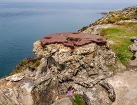 Lais Puzzle - Küste von Anglesey bei Holyhead, mit North Stack im Hintergrund, Wales - 1.000 Teile