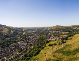 Lais Puzzle - Luftaufnahme von Häusern im walisischen Tal von Blaenau Gwent aus der Vogelperspektive - 1.000 Teile