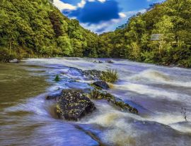 Lais Puzzle - Eine lange Exposition über die Stromschnellen des Flusses Teifi bei Cenarth, Wales, nach starken Regenfällen - 1.000 Teile