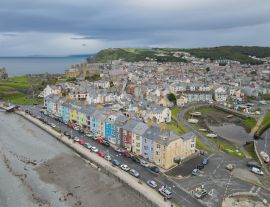 Lais Puzzle - Bunte Häuser an der südlichen Strandpromenade, Aberystwyth, Ceredigion, Wales, Großbritannien. Atemberaubende Küstenaussichten dieser Küstenstadt an einem bewölkten Tag - 1.000 Teile