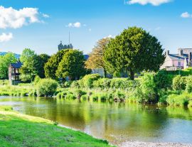 Lais Puzzle - Llanwrst, kleine Marktstadt in Nordwales, in der Nähe des Snowdonia-Nationalparks, Blick auf die Gebäude mit Blick auf den Fluss Conwy - 1.000 Teile