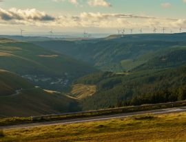 Lais Puzzle - Windturbinen auf den Hügeln bei Abergwynfi in Neath Port Talbot, West Glamorgan, Wales, UK - 1.000 Teile