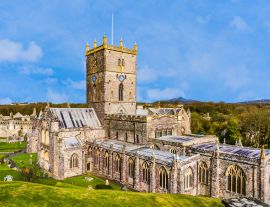 Lais Puzzle - Panoramablick auf die St. David's Cathedral in St Davids, Pembrokeshire, Wales, UK - 1.000 Teile