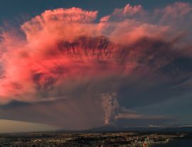 Lais Puzzle - Vulkanausbruch während des Sonnenuntergangs. Der Ausbruch des Vulkans Calbuco im chilenischen Patagonien mit wunderschönen Farben des Sonnenuntergangs spiegelte sich auf der Aschesäule wider - 1.000 Teile