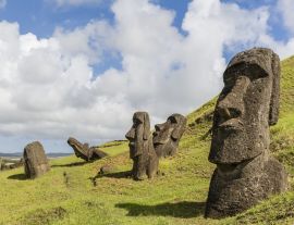 Lais Puzzle - Moai-Skulpturen in verschiedenen Fertigstellungsstadien bei Rano Raraku, dem Steinbruch für alle Moai auf der Osterinsel, Rapa Nui-Nationalpark, Osterinsel (Isla de Pascua), Chile - 1.000 Teile