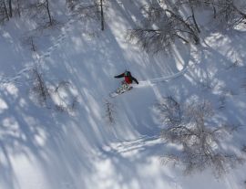Lais Puzzle - Snowboarder fährt im Skigebiet in Nevados De Chilean, Chile in den Anden, durch das schneebedeckte Gebirgsgelände - 1.000 Teile