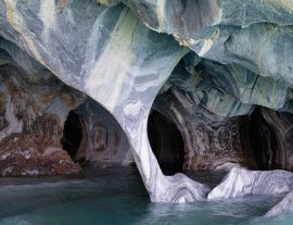 Lais Puzzle - Marmorhöhlen-Heiligtum, seltsame Felsformationen, die durch Wassererosion verursacht werden, General Carrera See, Puerto Rio Tranquilo, Region Aysen, Patagonien, Chile - 1.000 Teile