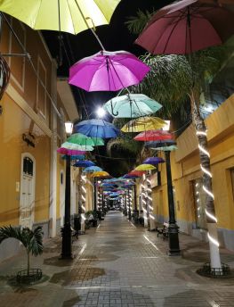 Lais Puzzle - Regenschirme in der Stadt Piura, Peru - 1.000 Teile