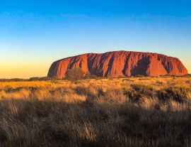 Lais Puzzle - Szenisches Ansicht vom Ayers Rock auf Feld gegen klaren blauen Himmel - 1.000 Teile