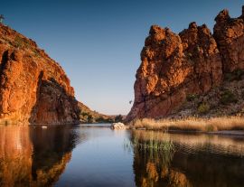 Lais Puzzle - Reflektionen von Felsformationen am Wasserloch der Glen Helen Gorge, Northern Territory, Australien - 1.000 Teile