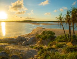 Lais Puzzle - Dramatischer Sonnenaufgang am Strand von East Woody, einem bei Touristen beliebten Ort in Nhulunby, einer Gemeinde auf der Gove Peninsula im Bundesstaat Northern Territory in Australien - 1.000 Teile