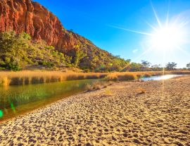 Lais Puzzle - Glen Helen Gorge mit Sonnenstrahlen und Wasserloch im zentralaustralischen Outback. West MacDonnell Ranges National Park Felsformation im Northern Territory entlang des Red Center Way - 1.000 Teile