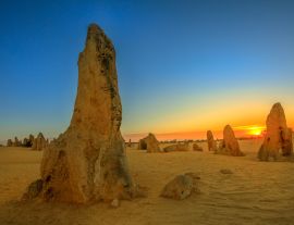 Lais Puzzle - Riesige Kalksteinformation in der Abenddämmerung. Die Pinnacles Wüste im Nambung National Park, bietet bei Sonnenuntergang die Show mit den schönsten Farben. Die Pinnacles sind eine wichtige Touristenattraktion in Westaustralien - 1.000...