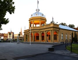 Lais Puzzle - Das Bendigo War Memorial und Museum auf der Paul Mall in der historischen Goldgräberstadt Bendigo, Victoria, Australien - 1.000 Teile