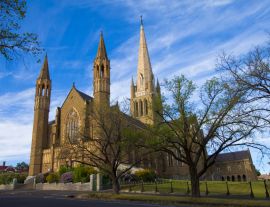 Lais Puzzle - Die Sacred Heart Cathedral in der viktorianischen Goldgräberstadt Bendigo ist die größte Kathedrale im ländlichen Australien - 1.000 Teile