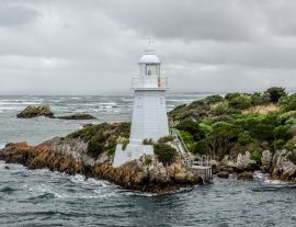 Lais Puzzle - Hells Gate Lighthouse an der Mündung des Macquarie Harbour an der Westküste von Tasmanien, Australien - 1.000 Teile