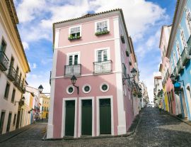 Lais Puzzle - Szenische Tagesansicht der engen Kopfsteinpflasterstraßen mit bunter Kolonialarchitektur des historischen Touristenzentrums Pelourinho, in Salvador da Bahia, Brasilien - 1.000 Teile