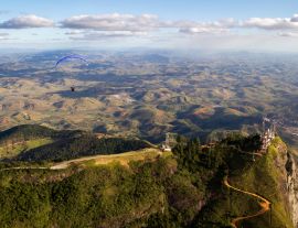 Lais Puzzle - Luftlandschaft in Governador Valadares mit Paraglider und Ibituruna Gipfel und Rio Doce Tal, Brasilien - 1.000 Teile