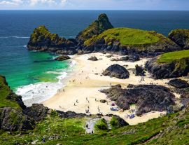 Lais Puzzle - Menschen genießen die sandige Bucht von Kynance Cove in Cornwall, England - 1.000 Teile