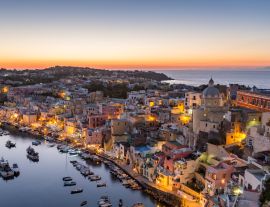 Lais Puzzle - Procida, Sonnenuntergang über dem Hafen von La Corricella. Neapel, Kampanien, Italien - 1.000 Teile