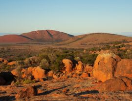 Lais Puzzle - Ein Felsvorsprung zwischen anderen Felsen unter blauem Himmel im australischen Outback - 1.000 Teile