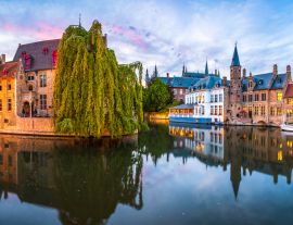 Lais Puzzle - Sonnenuntergangspanorama des Stadtzentrums von Brügge, das oft als das Venedig des Nordens bezeichnet wird, mit dem berühmten Rozenhoedkaai, der in der schönen Dämmerung beleuchtet ist, Provinz Westflandern, Belgien - 1.000 Teile