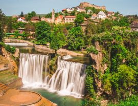 Lais Puzzle - Panoramablick auf Jajce, die alte Stadt in Bosnien und Herzegowina mit ihrem schönen Wasserfall - 1.000 Teile
