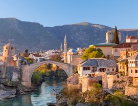 Lais Puzzle - Skyline von Mostar mit der Mostar-Brücke, Häusern und Minaretten, bei Sonnenuntergang in Bosnien und Herzegowina - 1.000 Teile