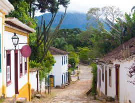 Lais Puzzle - Straßen der historischen Stadt Tiradentes in Brasilien - 1.000 Teile