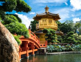 Lais Puzzle - Vorderansicht des Goldenen Pavillon-Tempels mit roter Brücke im Nan Lian-Garten, Hongkong. Asien - 1.000 Teile
