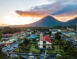 Lais Puzzle - Schöne Luftaufnahme der Stadt Fortuna, der Kirche, des Parks und des Vulkans Arenal bei Sonnenuntergang in Costa Rica - 1.000 Teile