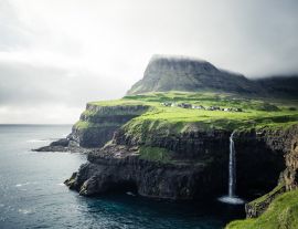 Lais Puzzle - Gasadalur Dorf und schöner Wasserfall. Vagar, Färöer Inseln, Dänemark - 1.000 Teile