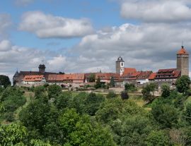 Lais Puzzle - Blick auf das Dorf Waldenburg mit Schloss und mittelalterlichen Türmen - 1.000 Teile