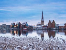 Lais Puzzle - Blick über die Warnow auf die Hansestadt Rostock im Winter - 1.000 Teile