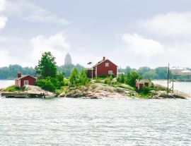 Lais Puzzle - Eine kleine Insel mit einem Haus, im Hintergrund ist die Skyline von Helsinki zu sehen. Aufgenommen in der Nähe von Suomenlinna, Finnland - 1.000 Teile