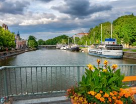 Lais Puzzle - Stadtbild mit Theaterbrücke über den Fluss Aura in Turku. Finnland - 1.000 Teile