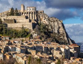 Lais Puzzle - Die Dächer von Sisteron mit seiner Zitadelle und seinen Befestigungsanlagen (Panorama). Alpes de Haute Provence, Südliche Alpen, Frankreich - 1.000 Teile