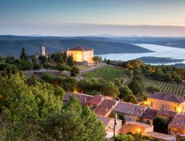 Lais Puzzle - Blick auf das Dorf Aiguines mit charmantem Schloss und Kirche mit Blick auf den See Lac de Sainte Croix, Departement Var, Provence, Frankreich - 1.000 Teile