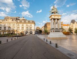 Lais Puzzle - Blick auf den Jaude-Platz mit Statue während des Sonnenuntergangs in der Stadt Clermont-Ferrand in Zentralfrankreich - 1.000 Teile