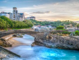 Lais Puzzle - Sonnenuntergangsansicht der Kirche Sainte-Eugenie und der Insel Rocher Du Basta in Biarritz, Frankreich - 1.000 Teile