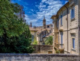 Lais Puzzle - Alte mittelalterliche Steingebäude in der Stadt Uzes im Departement Gard in Frankreich - 1.000 Teile